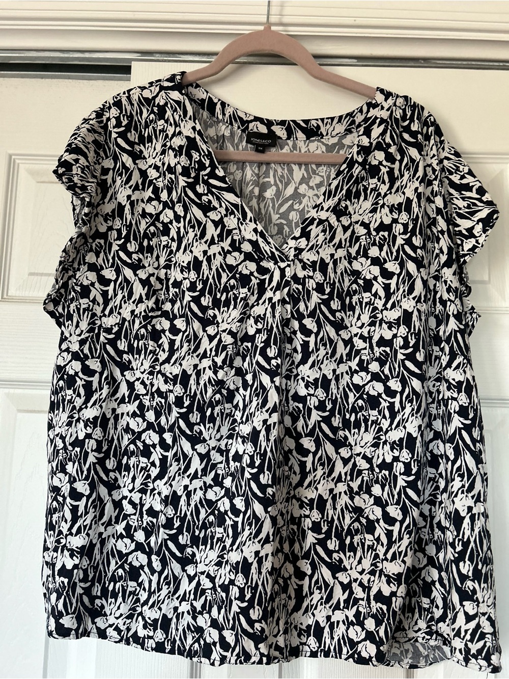 Women's Navy & White Floral V-Neck Blouse